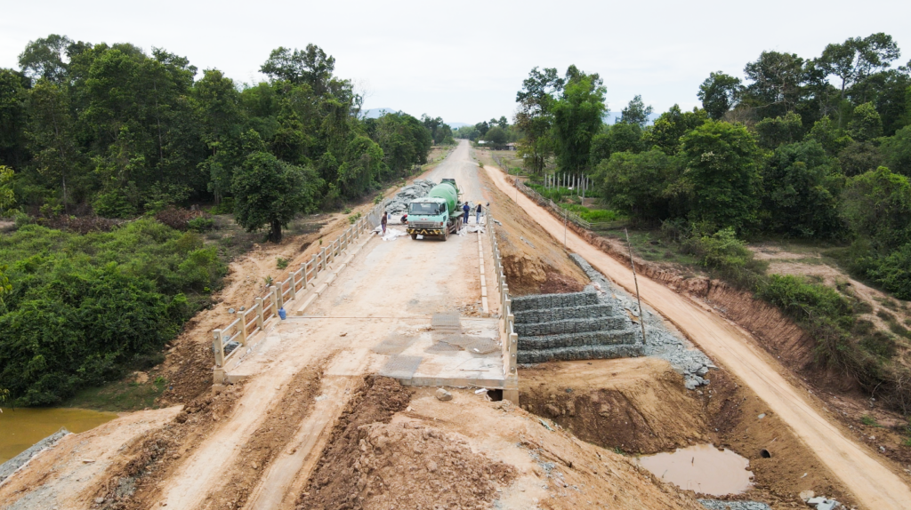 ກໍ່ສ້າງຂົວທາງ ເມືອງໂພນທອງ